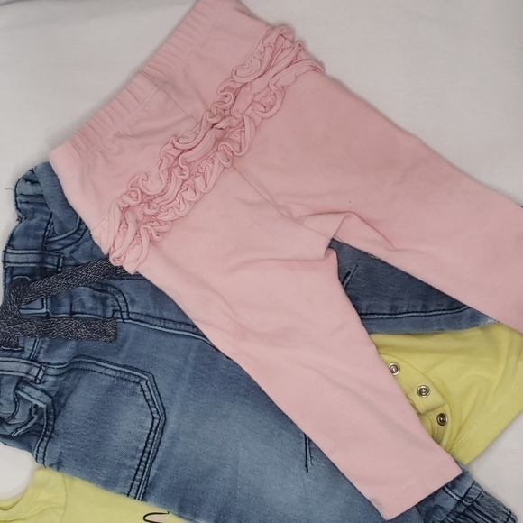 5/$30 BUNDLE Stretch Jeans Tapered, Ruffle Bottom Leggings, + GAP Bunny Bodysuit - Picture 2 of 7